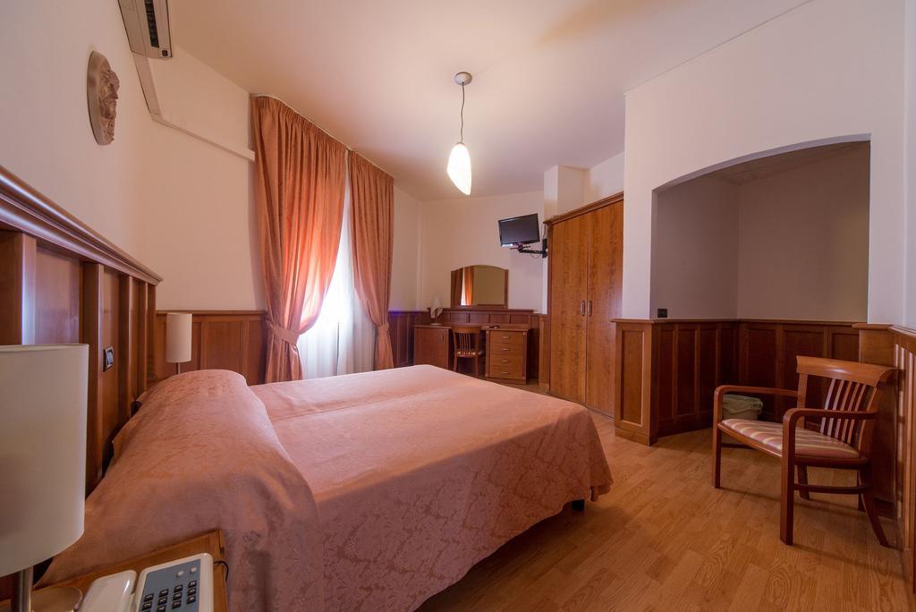 Hotel Del Camerlengo Fara San Martino Oda fotoğraf